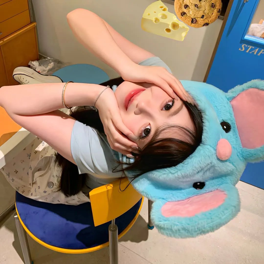 走进酒吧的女孩